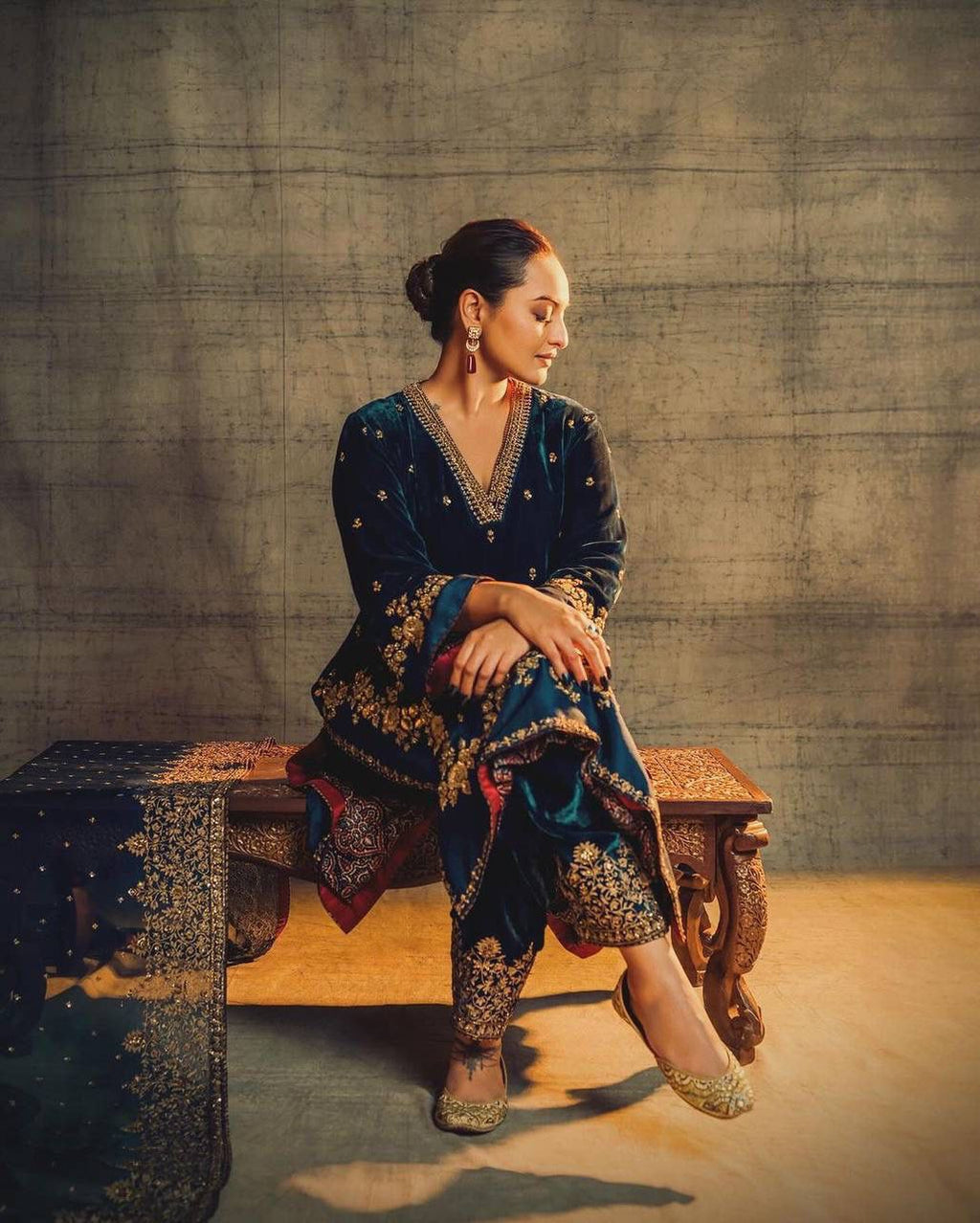 Eloriya Sonakshi's Velvet Royal Elegant Suit Set - L [40] | Eloriya India