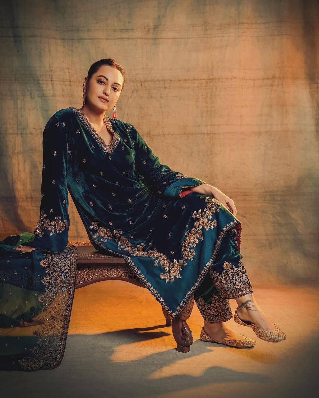 Eloriya Sonakshi's Velvet Royal Elegant Suit Set - M [38] | Eloriya India