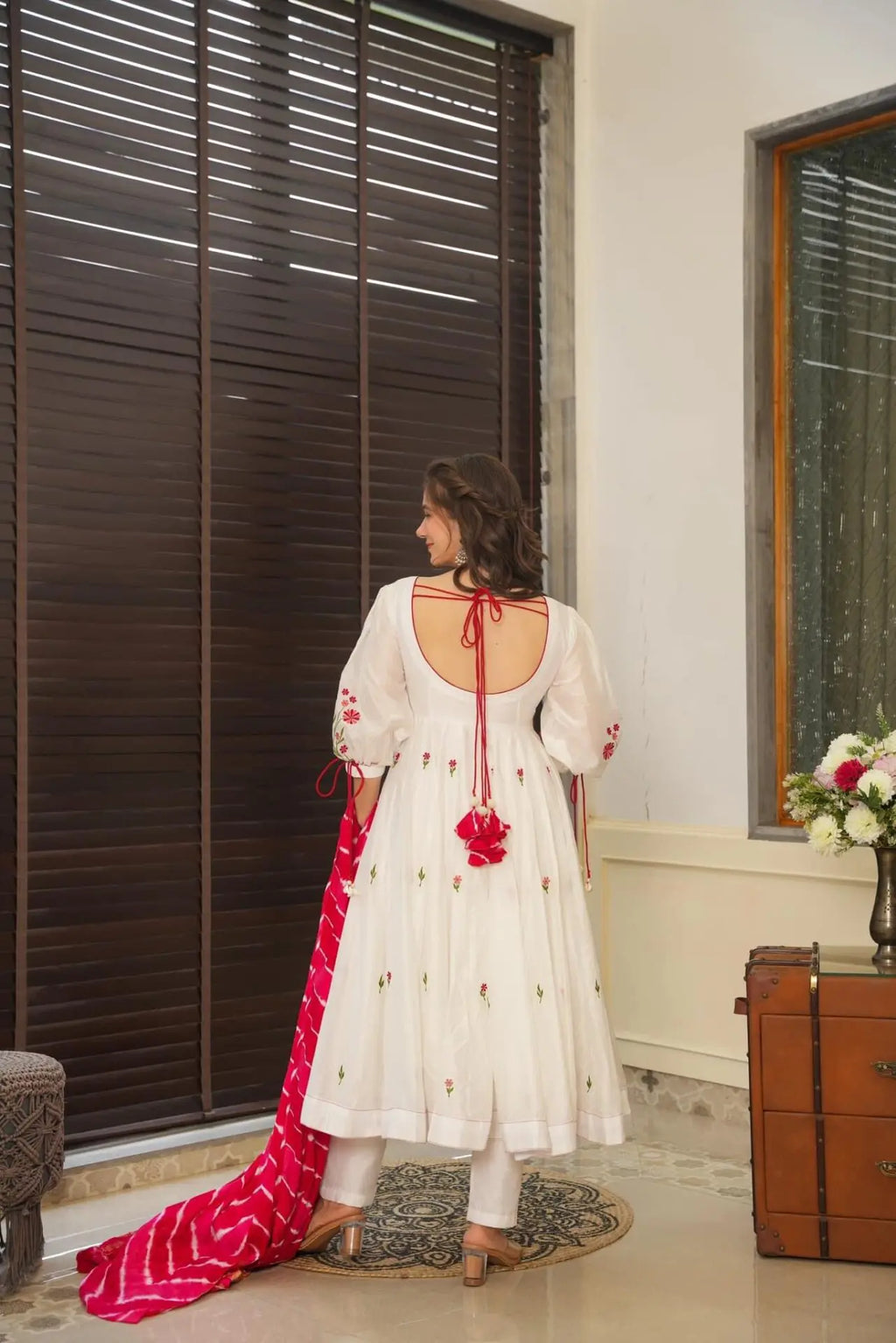 Eloriya Taniya's White Premium Quality Suit Set - L [40] | Eloriya India