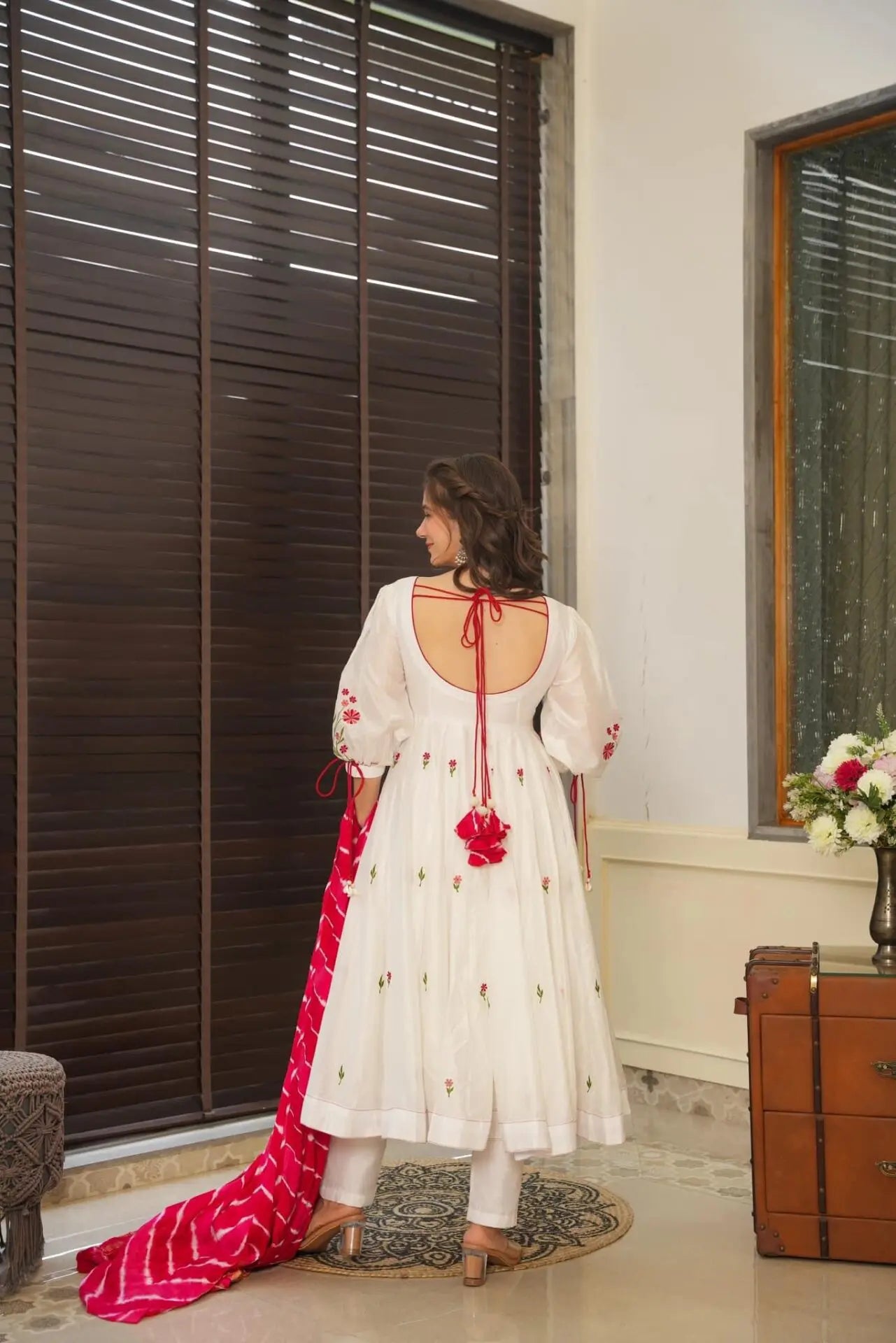 Eloriya Taniya's White Premium Quality Suit Set - L [40] | Eloriya India