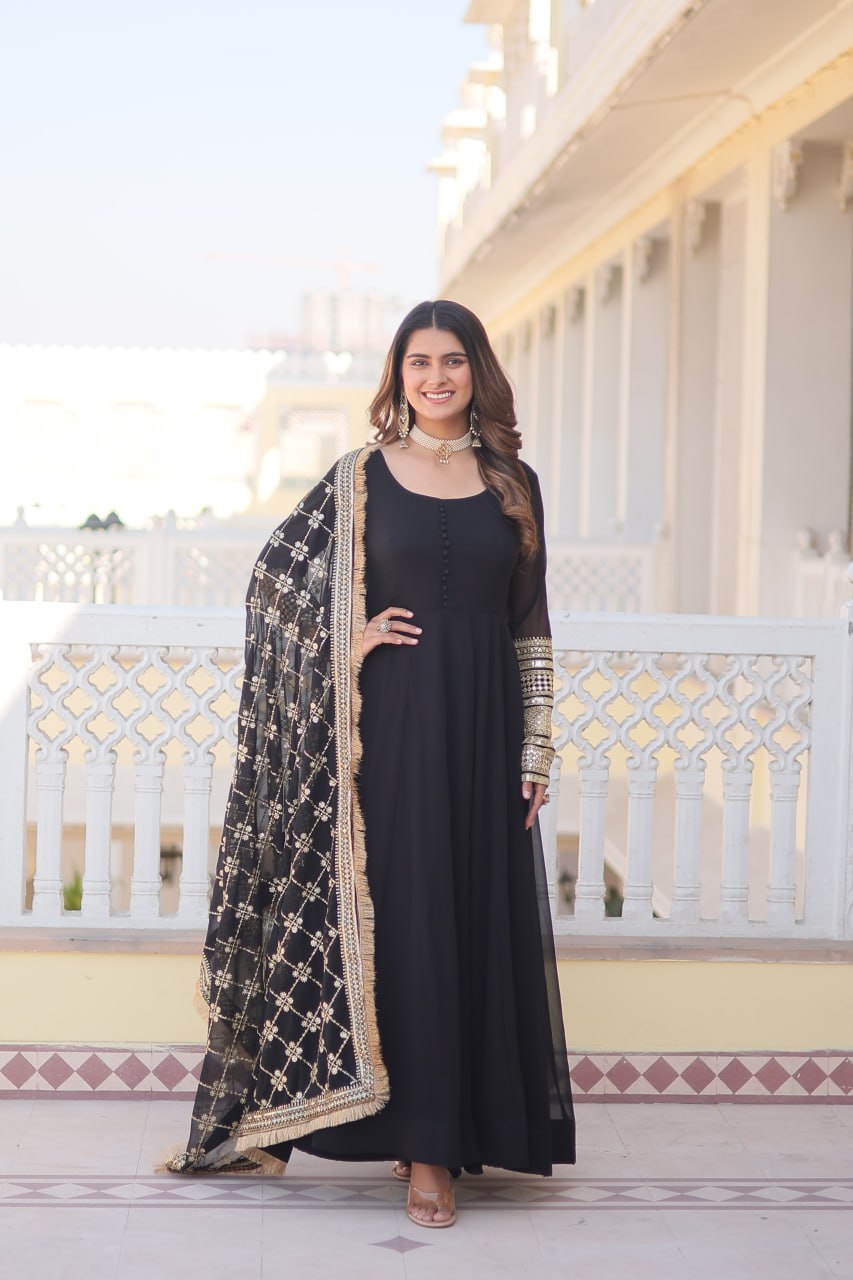 Eloriya Keshavi's Black Coloured Gown | Eloriya India