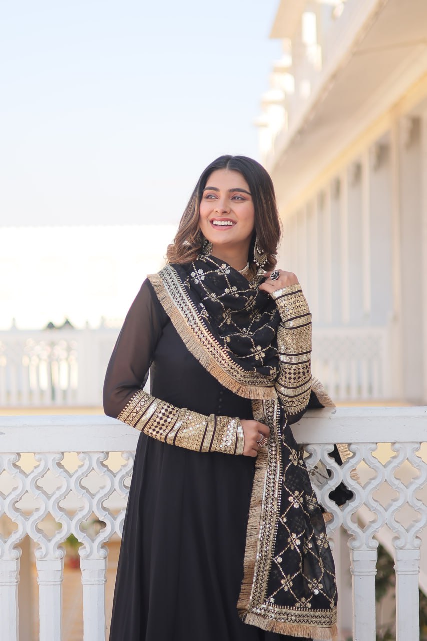 Eloriya Keshavi's Black Coloured Gown | Eloriya India