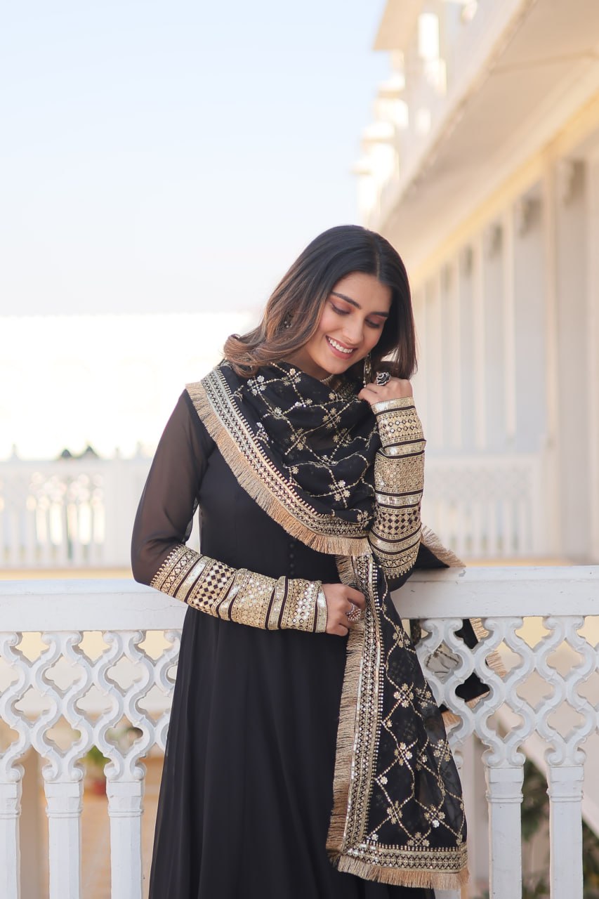 Eloriya Keshavi's Black Coloured Gown | Eloriya India