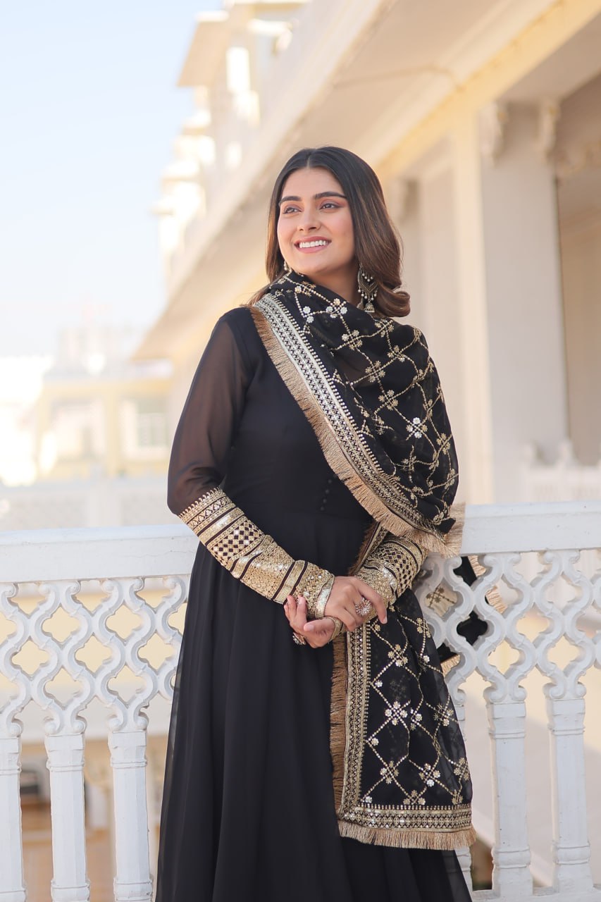Eloriya Keshavi's Black Coloured Gown | Eloriya India